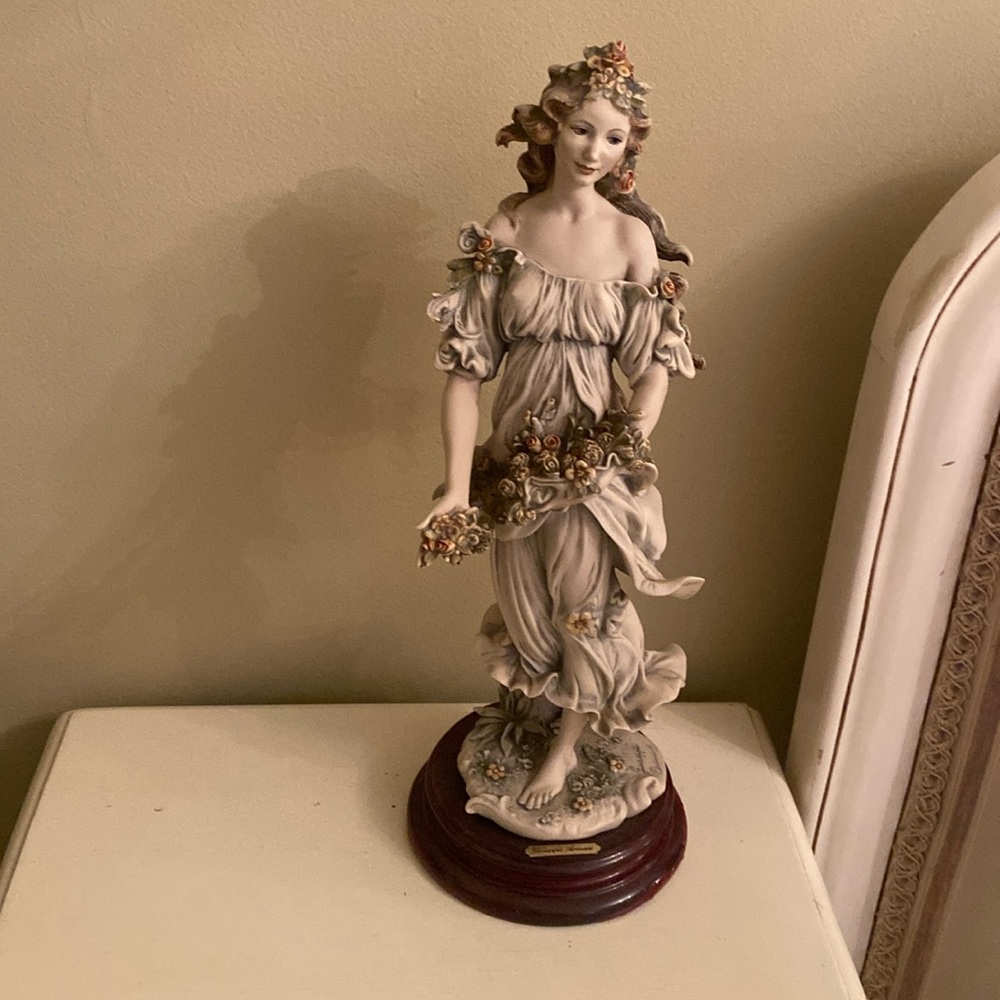 Giuseppe Armani FLORA 212-C  1994 Sculpture Capodimonte Mark EUC!!